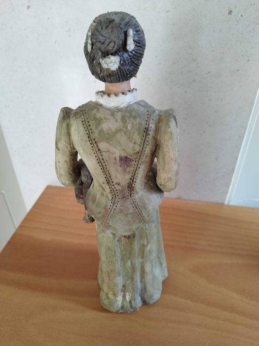 Dama  antiga ricamente vestida assinada