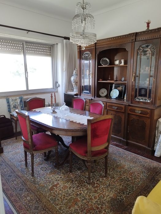 Armário e mesa de jantar estilo clássico