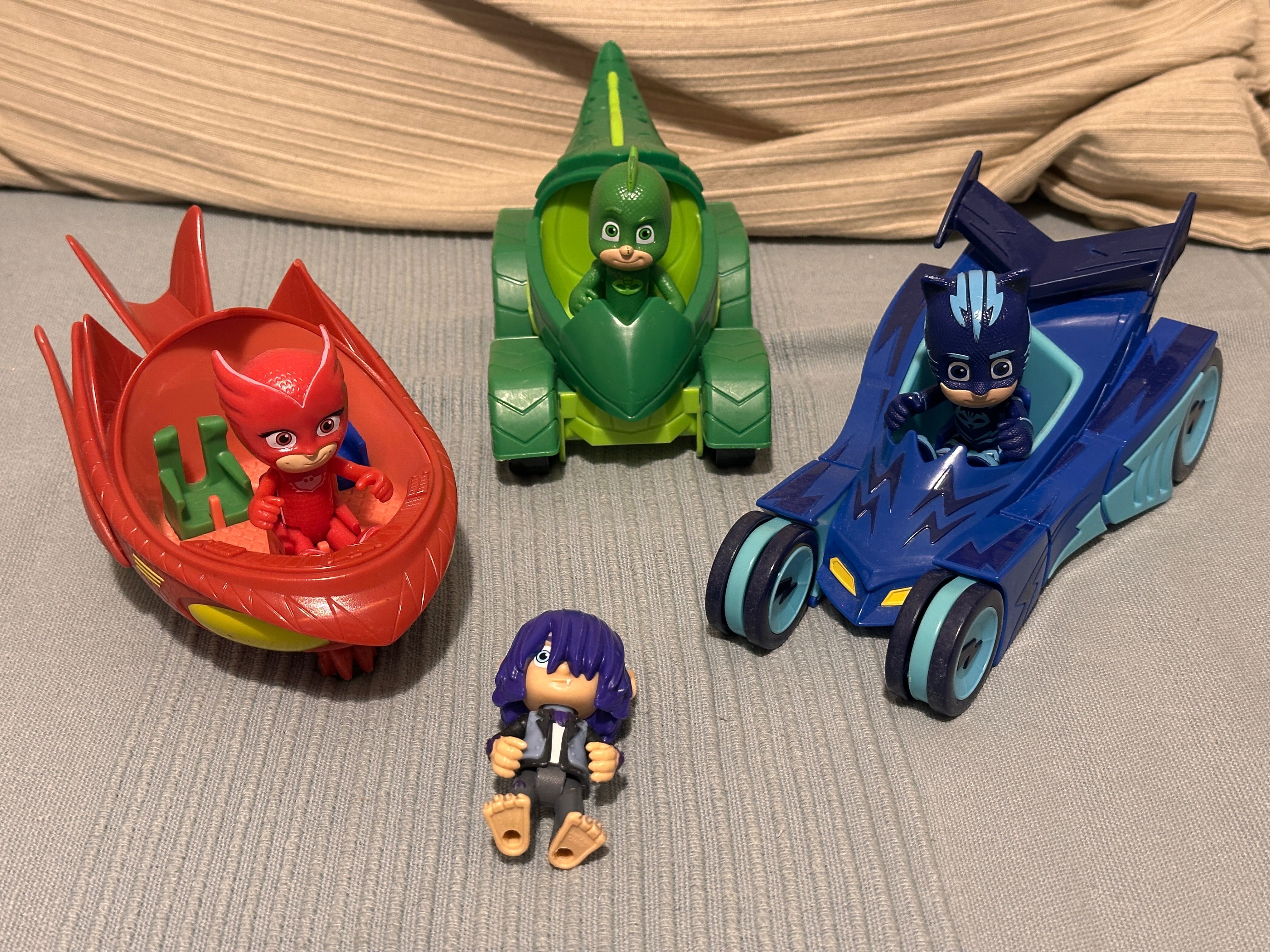 Pj Masks - coleção de 4 bonecos e 3 viaturas