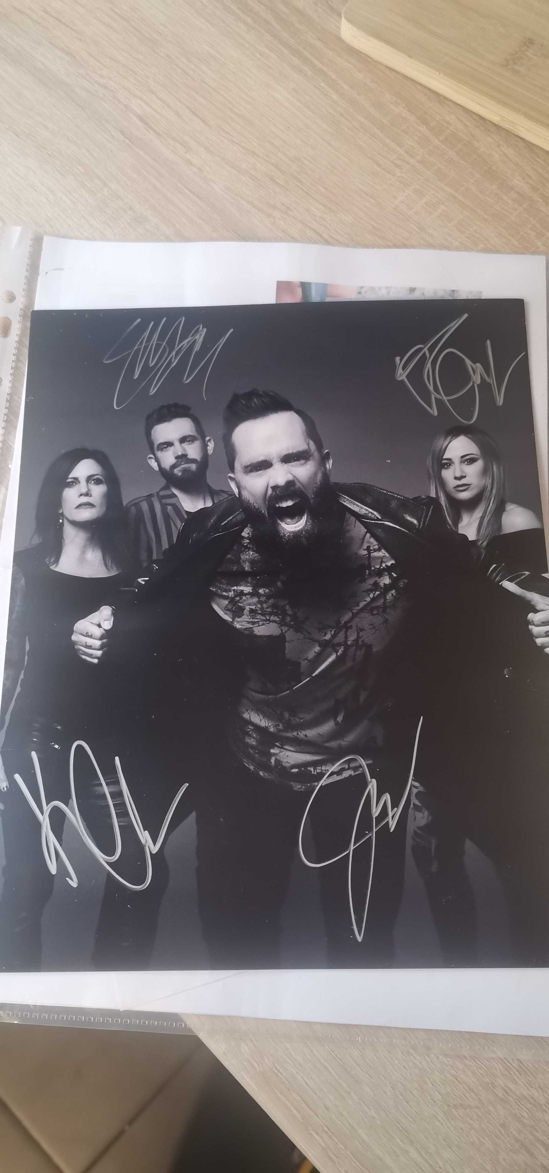 Autografy zespołu skillet