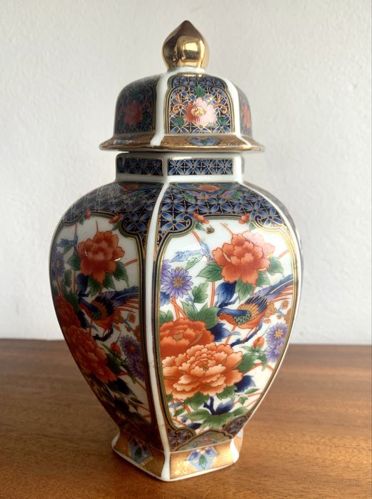 Pote japonês em porcelana
