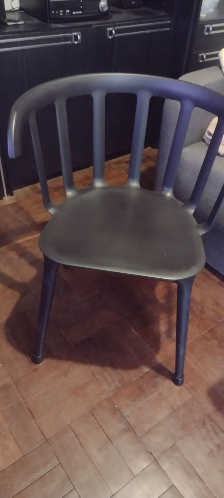 Vendo cadeira preta em boas condições.