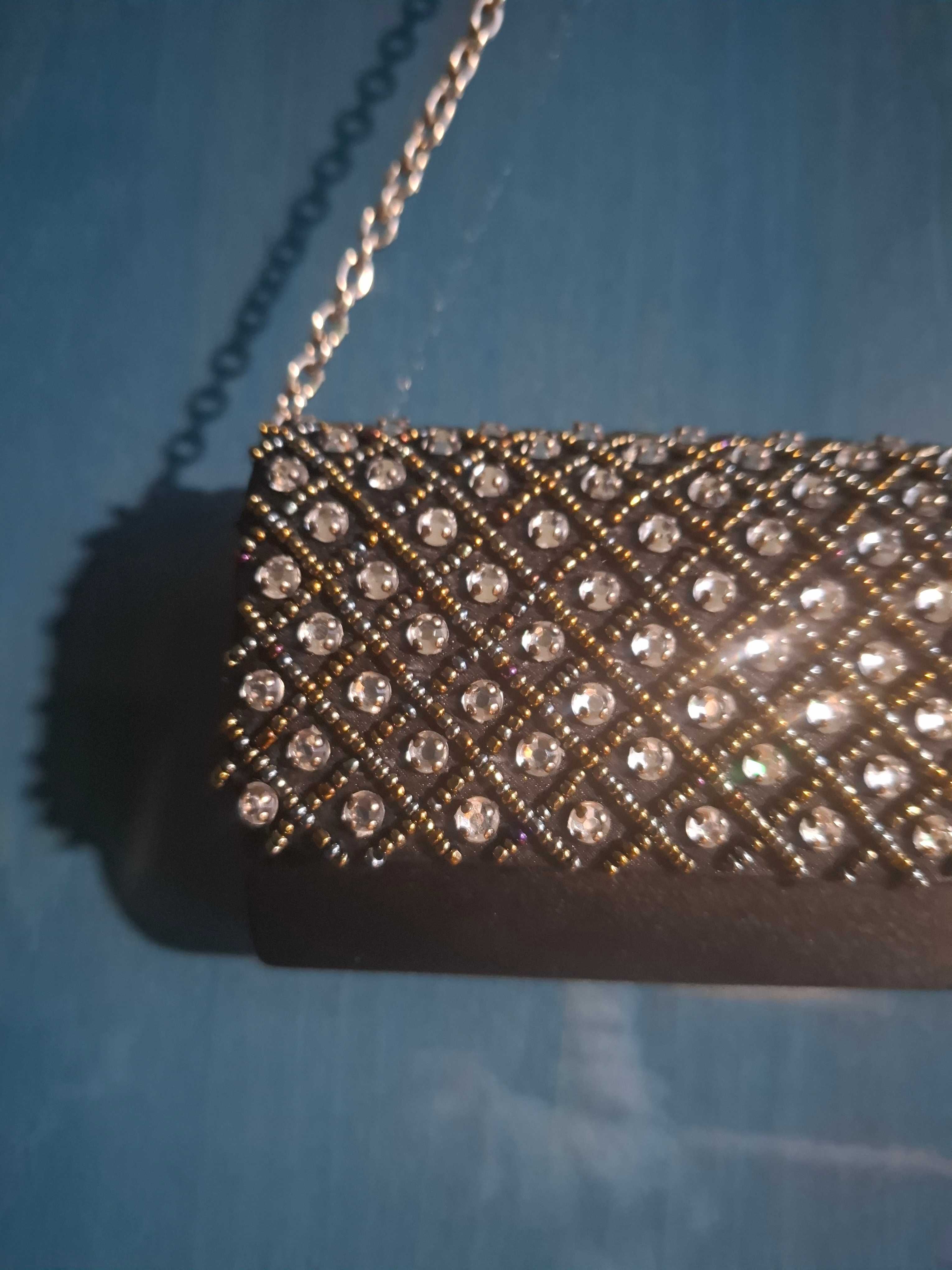 Elegancka torebka z łańcuszkiem i kryształkami Hexeline