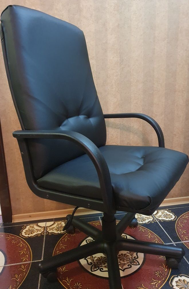 Стул кресло офисное кожанное.