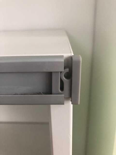 Niski regał z przesuwanymi drzwiczkami Ikea Besta