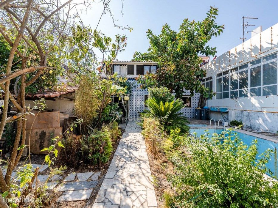 Moradia usada T4, em terreno de 460 m2 na Aroeira