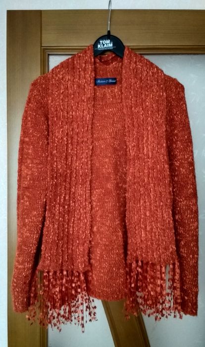 Свитер женский с шарфом .