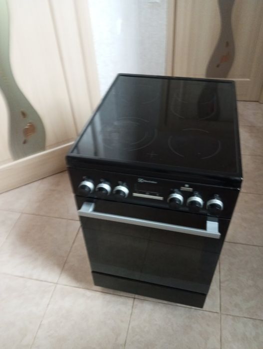 Електропліта з керамічної поверхнею