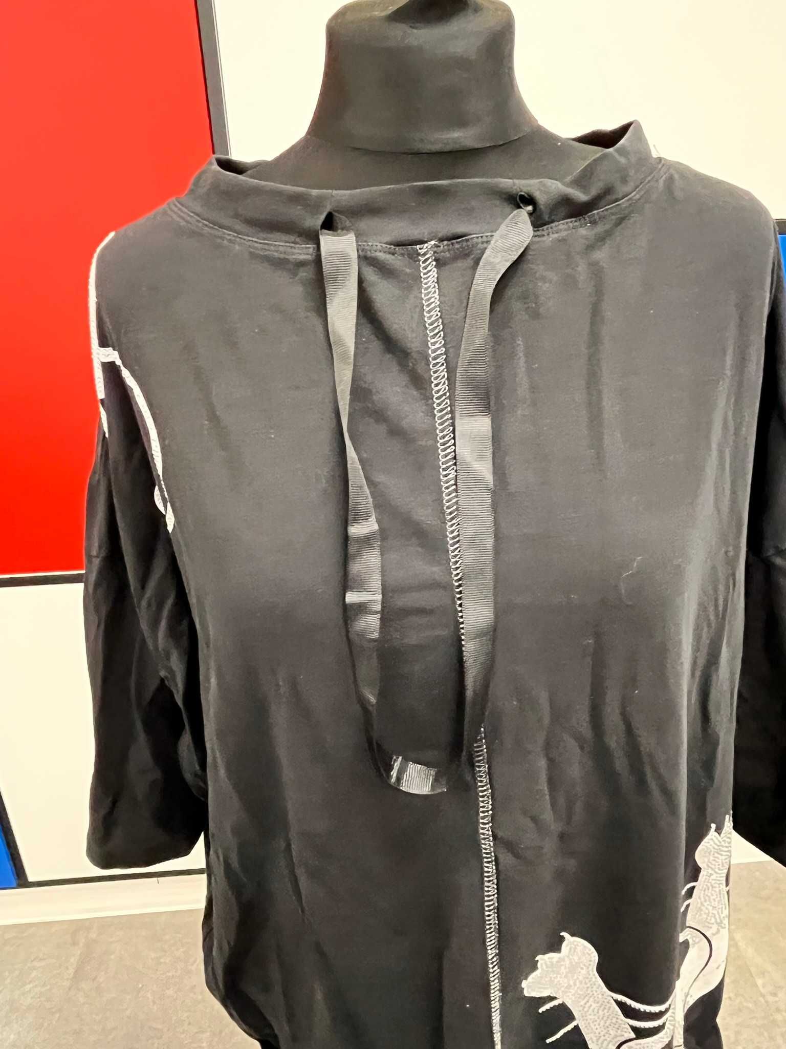 Bluza oversize z zwierzęciem i ozdobnymi ćwiekami F.MODA