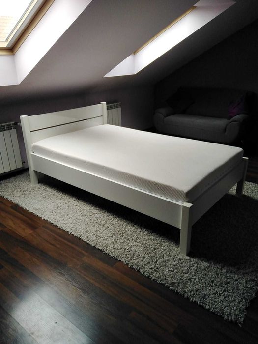 Białe łóżko jednoosobowe z materacem 120x200
