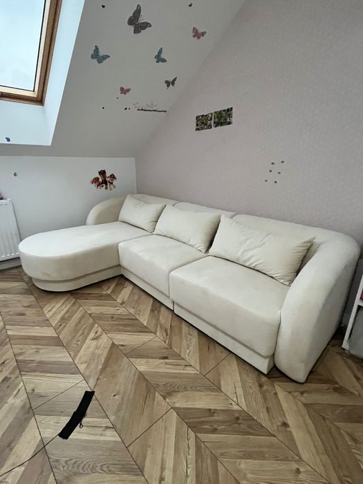 Beżowy narożnik firmy cosmopolitan