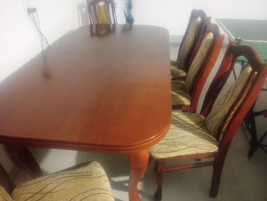 Stół z krzesłami