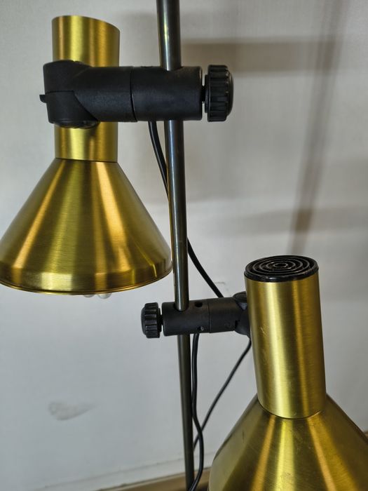 Lampa podłogowa vintage – imitacja mosiądzu, regulowane klosze