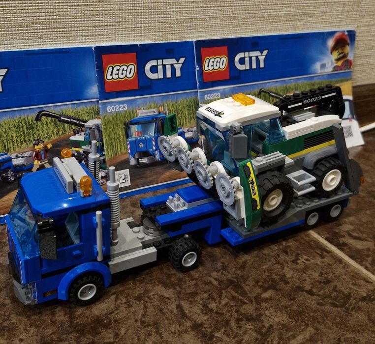 Конструктор LEGO City Кормозбиральний комбайн (60223)