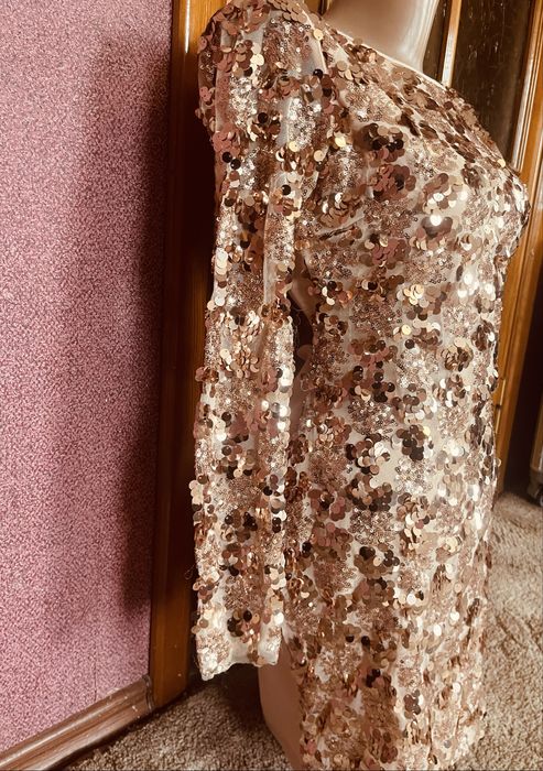 Сукня в паєтках бежевого кольору