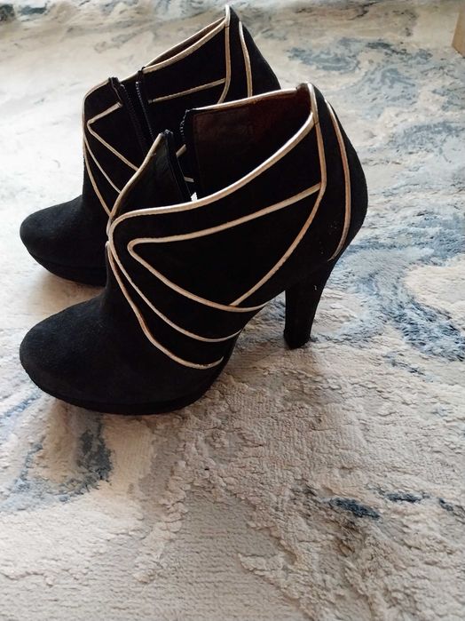 Botas Pretas compensadas
