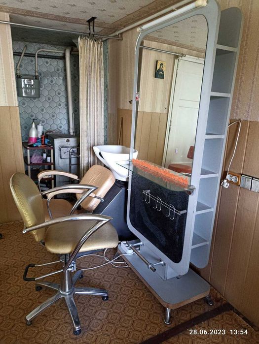 Двостороннє робоче  місце перукаря в гарному стані.