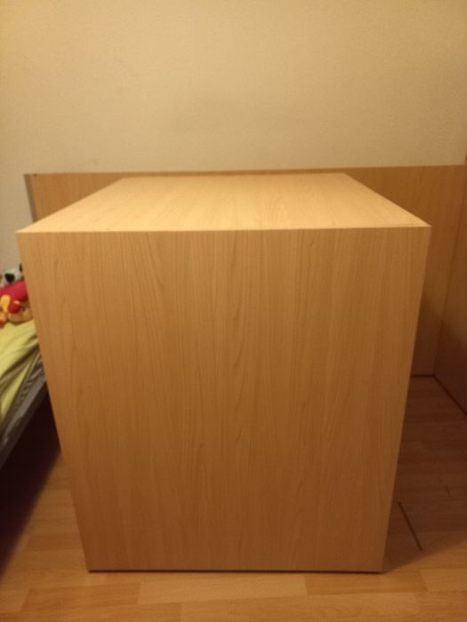 Vendo móvel com uma prateleira e um suporte de pendurar roupa.