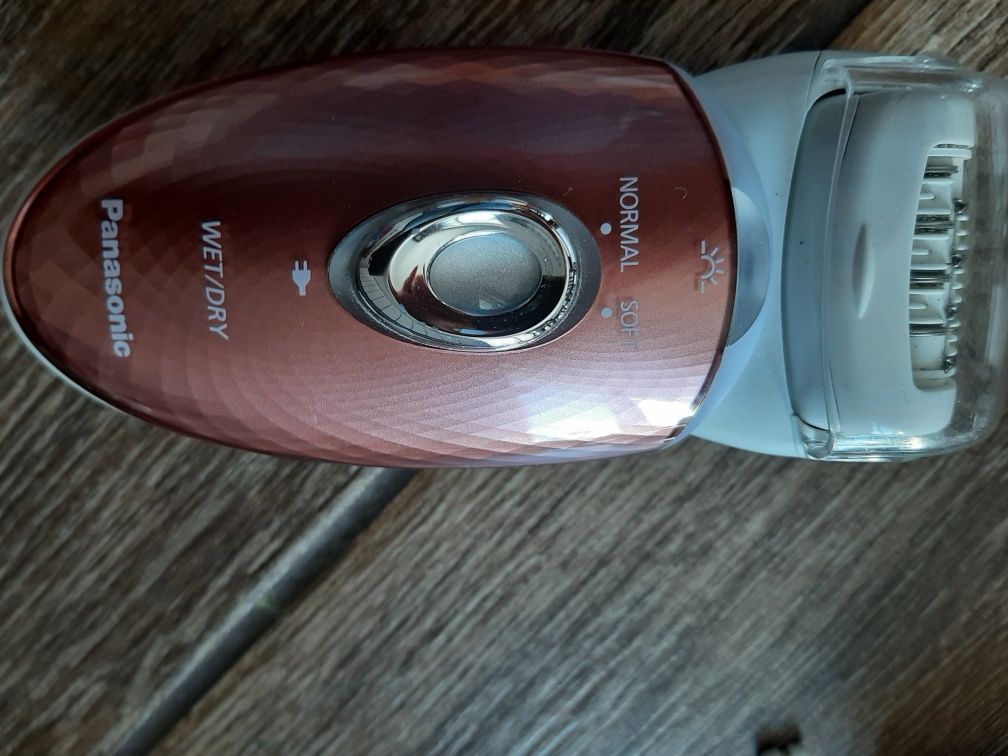 Depilator Panasonic ES-ED93 z końcówkami światełkiem
