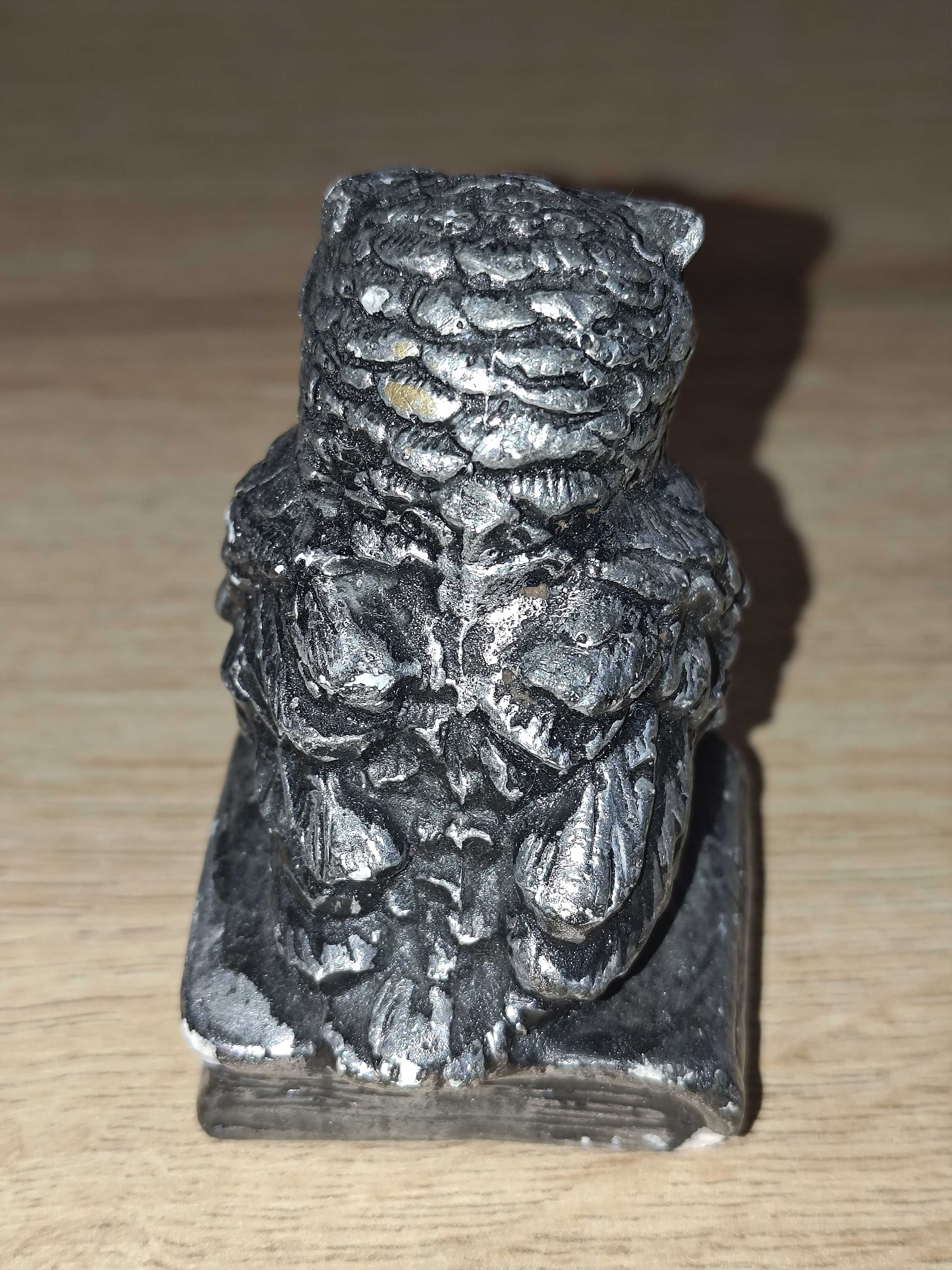 Sowa książki pamiątka figurka
