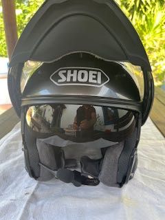 Capacete modular Shoei Neotec 2 com intercomunicador Sena SRL2
