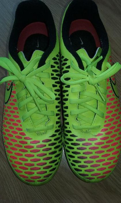 Chuteiras Nike novas