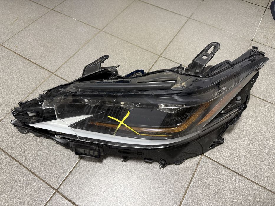 Продам оригинальную фару с Lexus ES 2021 USA