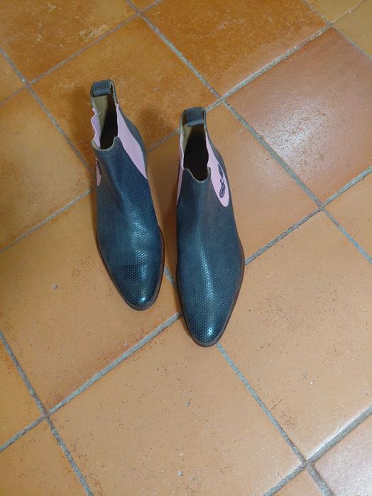 Lindas e novas botas de homem.