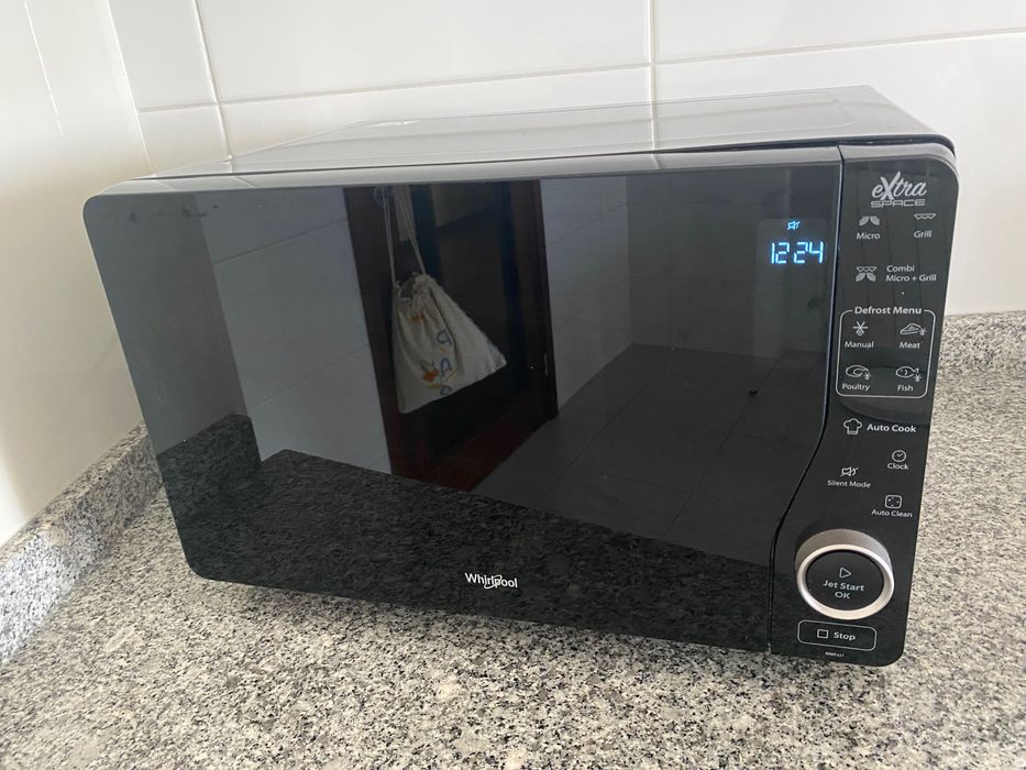 Micro-ondas WHIRLPOOL MWF421BL XTRASPACE (25 L - Com Grill - Preto)