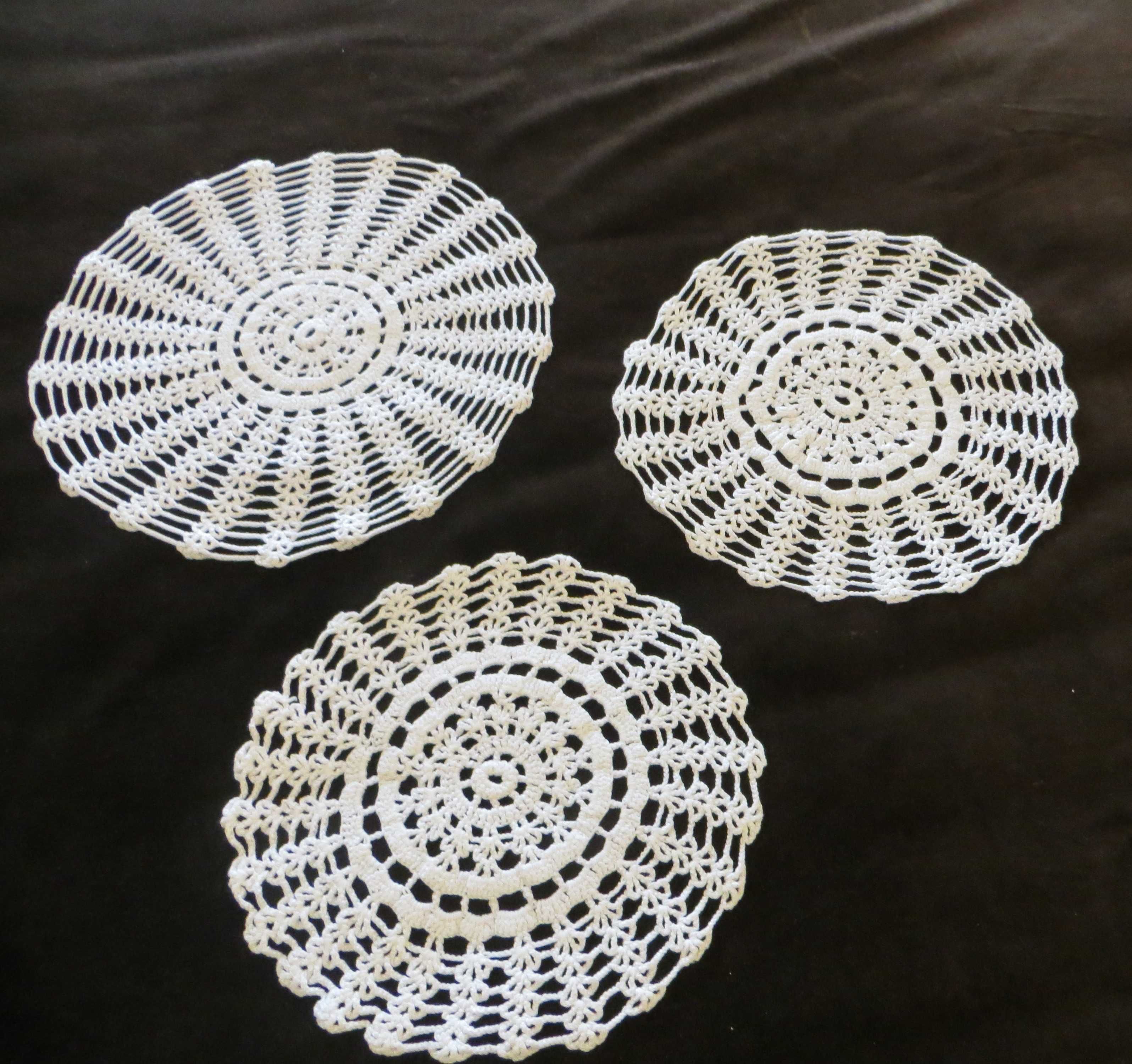 lote 3 Naprons croché, feitos à mão, brancos Diâmetros: 29, 26 e 24 cm