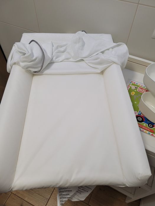 Przewijak Ikea z specjalną matą i pojemnikami