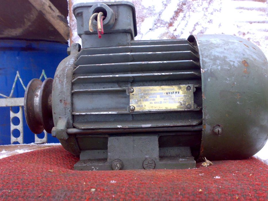Электродвигатель 2.2 квт.1420 об.4АМ 90ЛС.25 кг.Новый.