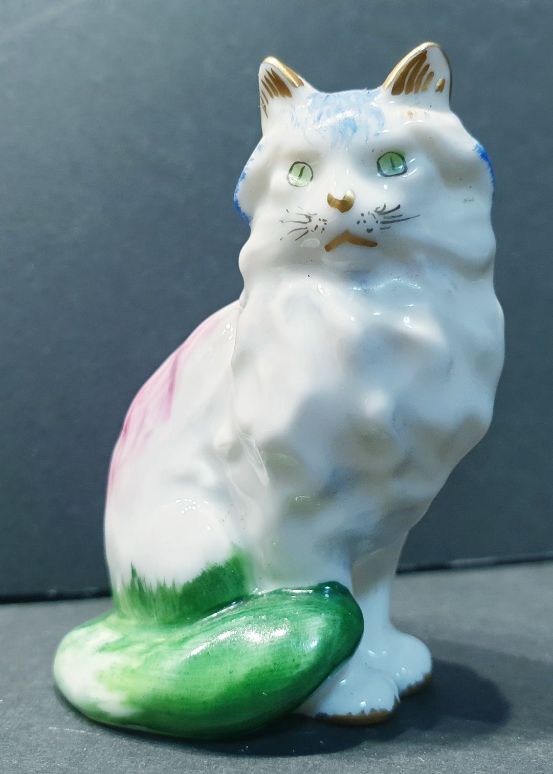 Lindo pequeno gato pintado à mão em porcelana Vista Alegre