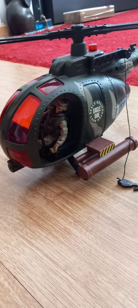 Helicóptero com 2 bonecos  soldados