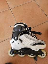 Patins em linha branco e preto