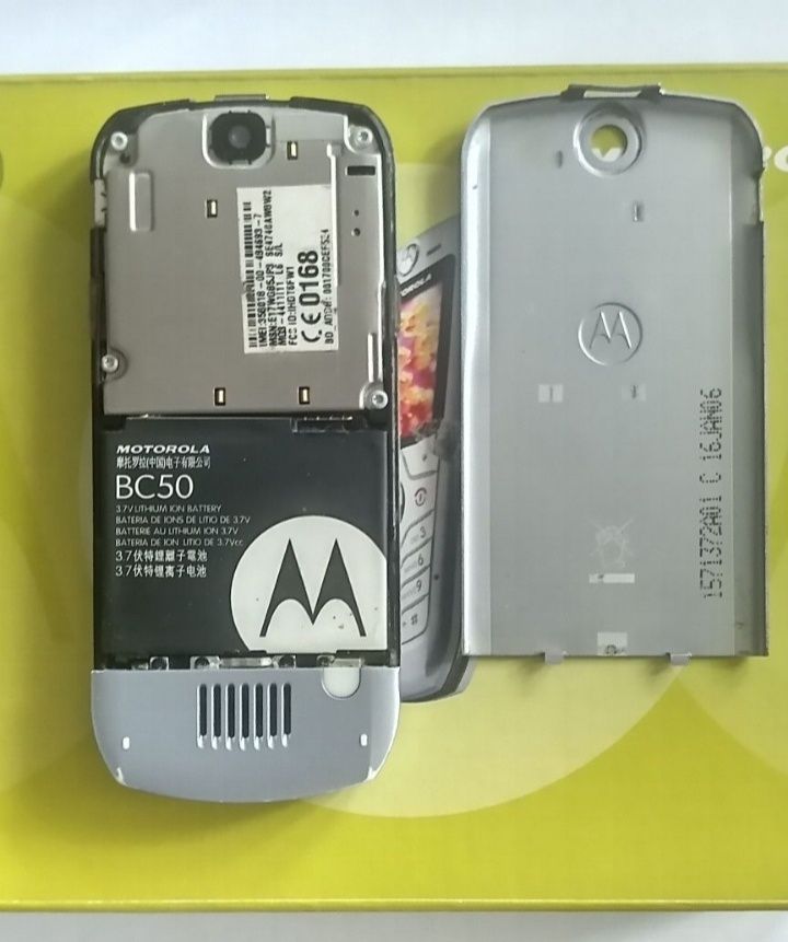 Motorola L 6 z orginalną ładowarką i pudełkiem.