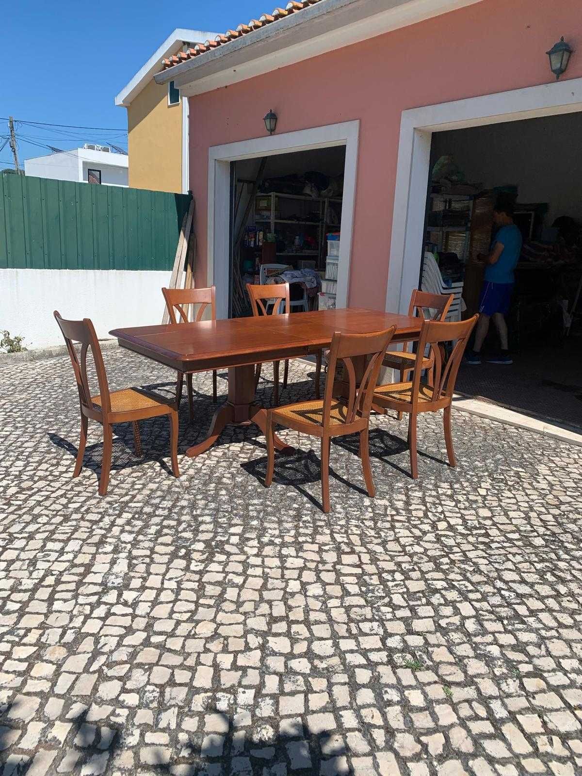 Mesa em cerejeira com 6 cadeiras de palhinha