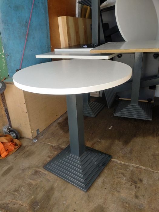 Stół na żeliwnej nodze