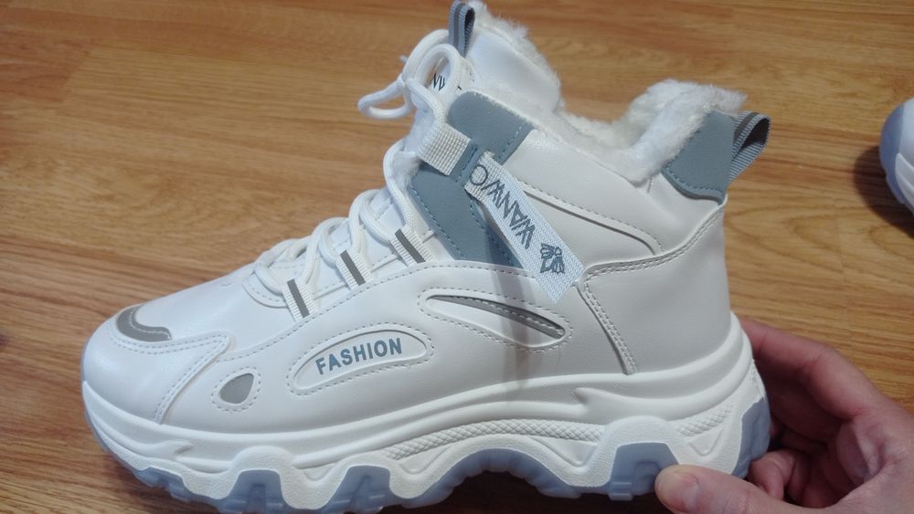 Утеплённые кросовки новые