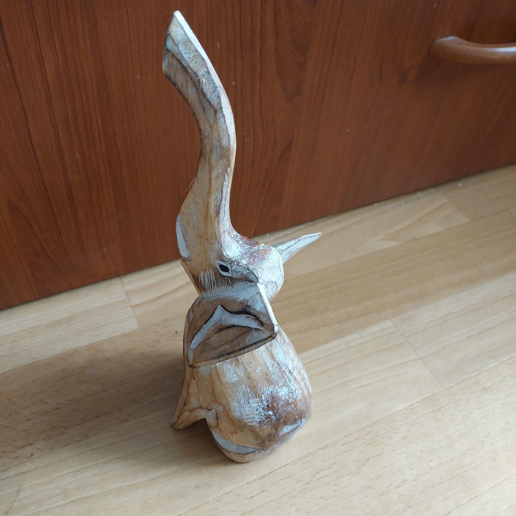 Słoń wyrzezbiony w drzewie, wys 15 a z trąbą 25cm,