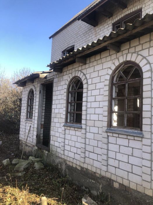 Продаеться 2х поверховий будинок із земельною ділянкою