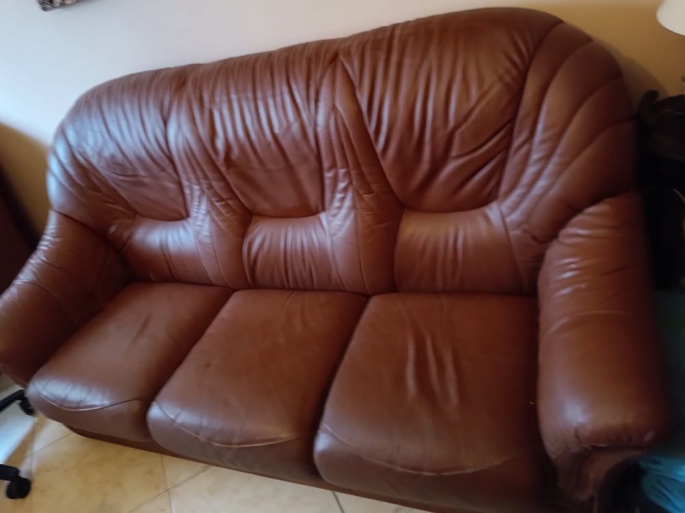 Sofa cama de couro + duas poutronas