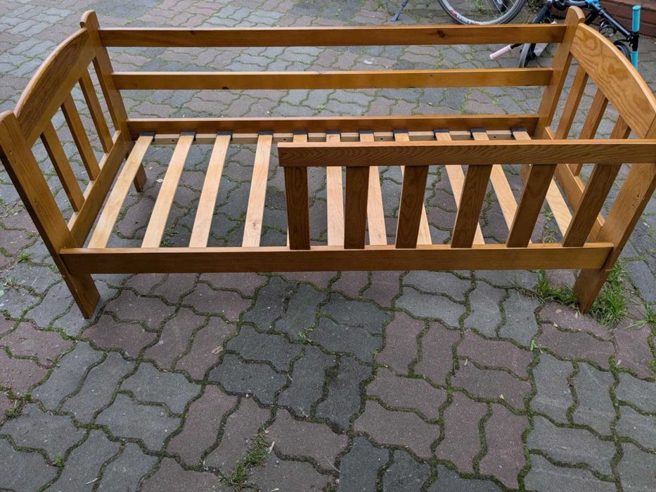 Łóżeczko dzieciece i przewijak