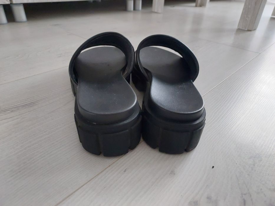 Klapki na grubej koturnie rozmiar 38