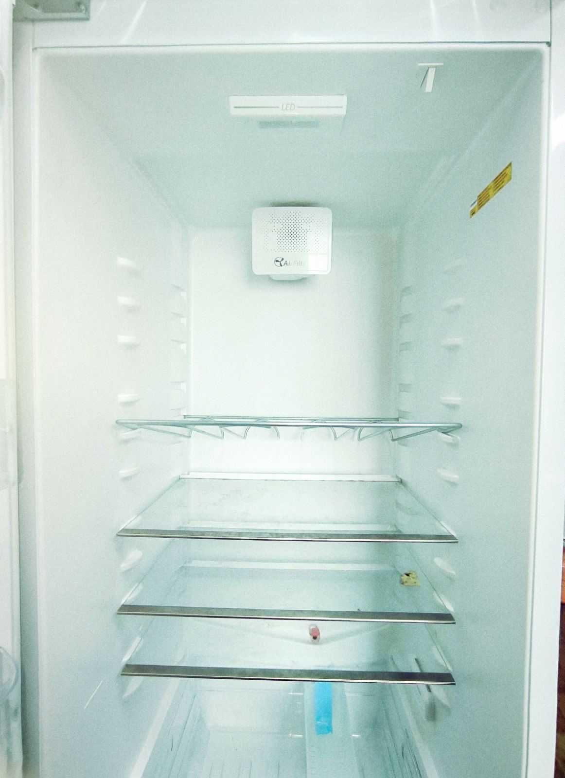 Холодильник вбудований Whirlpool б\у в хорошому стані гарантія