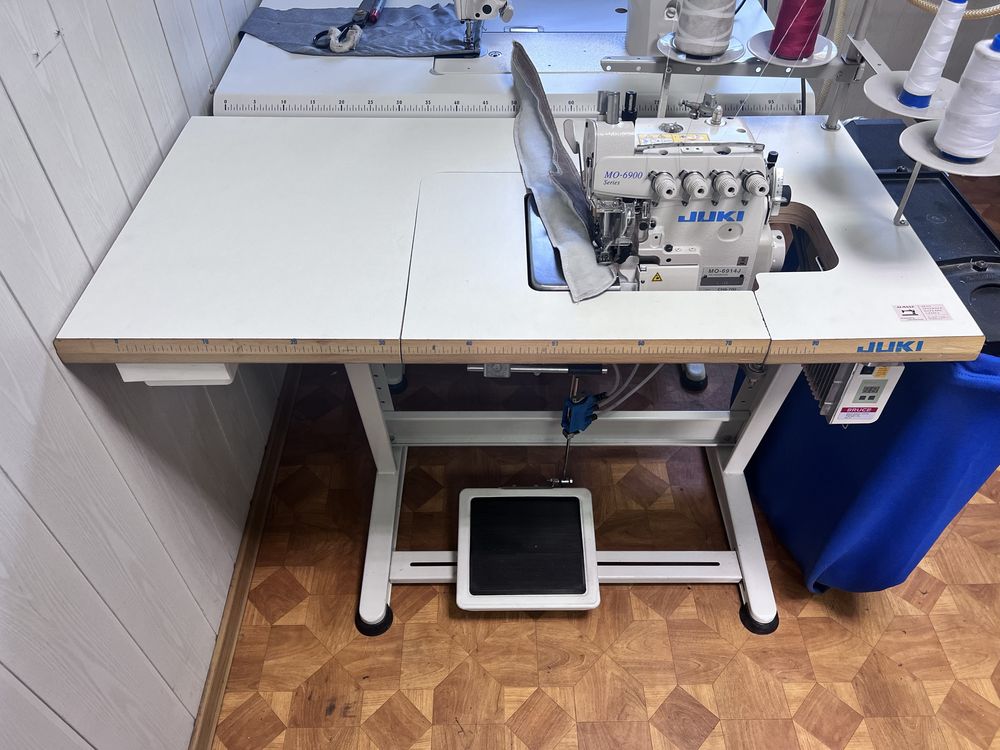 Overlock 4 nitkowy JUKI MO-6914J Górny Transport Ciężkie szycie Automa
