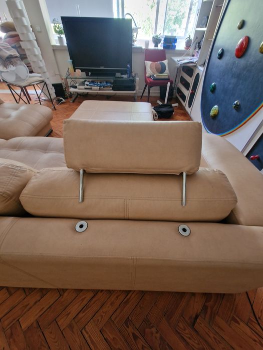 Sofá em pele bege e preto em L