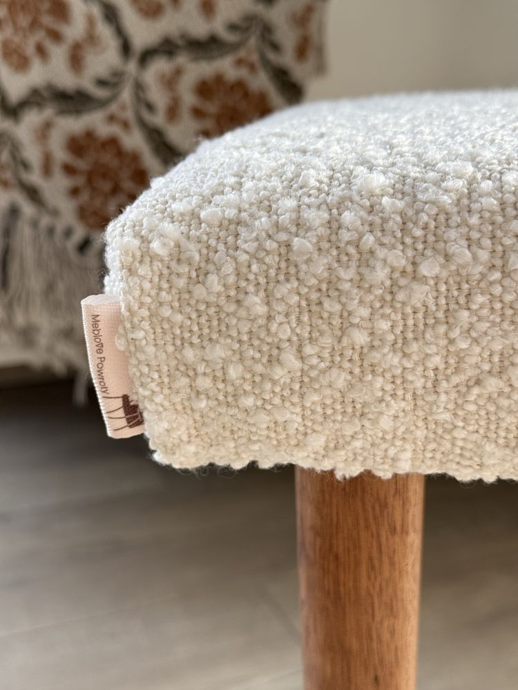 Puf/ podnóżek / taboret tapicerowany, kremowy boucle
