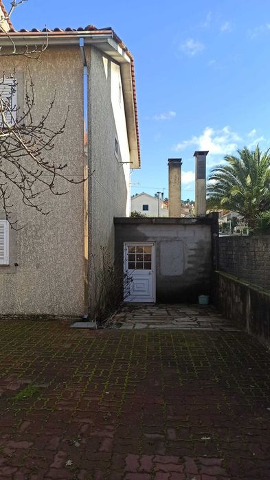 Moradia T5 com Garagem e Anexos – Bairro das Tapadas, Penedono