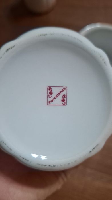 Conjunto de almoçadeiras e leiteiras